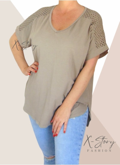 Vállán horgolt, hátul hosszított, laza fazonú felső (homok)