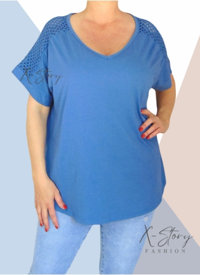 Vállán horgolt, hátul hosszított, laza fazonú felső (farmerkék)