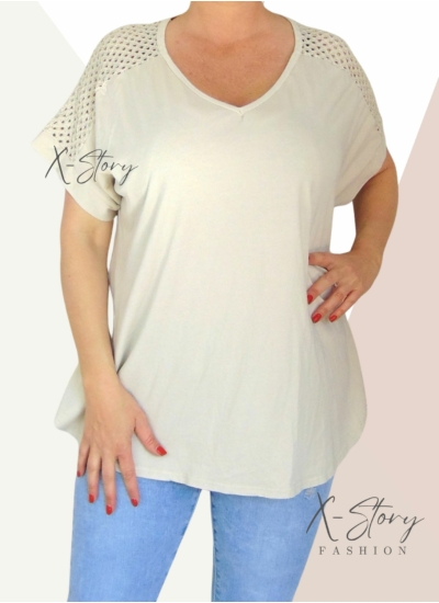 Vállán horgolt, hátul hosszított, laza fazonú felső (bézs)