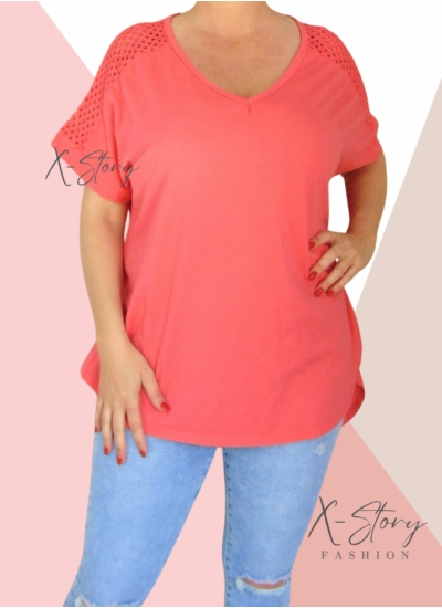 Vállán horgolt, hátul hosszított, laza fazonú felső (korall)