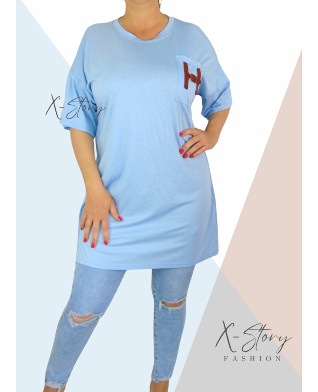 Zsebénél bőrrel díszített, pólótunika (világoskék)