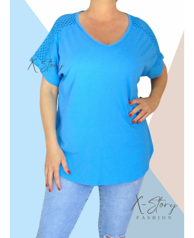 Vállán horgolt, hátul hosszított, laza fazonú felső (babakék)