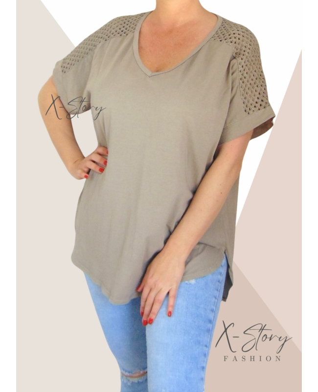 Vállán horgolt, hátul hosszított, laza fazonú felső (homok)