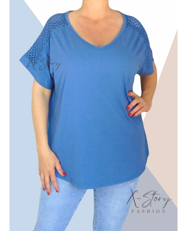 Vállán horgolt, hátul hosszított, laza fazonú felső (farmerkék)