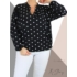 Kép 2/2 - "V" dekoltált , gumis aljú pöttyös blúz (fekete)