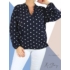 Kép 2/2 - "V" dekoltált , gumis aljú pöttyös blúz (sötétkék)